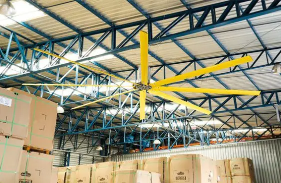 Galpão com ventilador HVLS